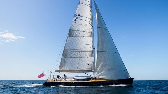 Die Luxusyacht Meliti segelt in Griechenland und bietet ein beeindruckendes Urlaubserlebnis auf dem Meer.