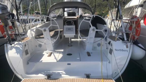 Geräumiges Cockpit der Yacht Northberry mit doppeltem Steuer und Sitzbereichen.