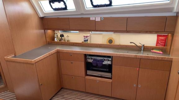 Die Holz-Küche der Yacht Northberry Blu bietet einen modernen und stilvollen Raum für eine Charter ohne Besatzung in Göc