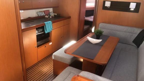 Elegantes Wohnzimmer der Yacht Northberry mit geräumigem Sitzbereich und voll ausgestatteter Küche.