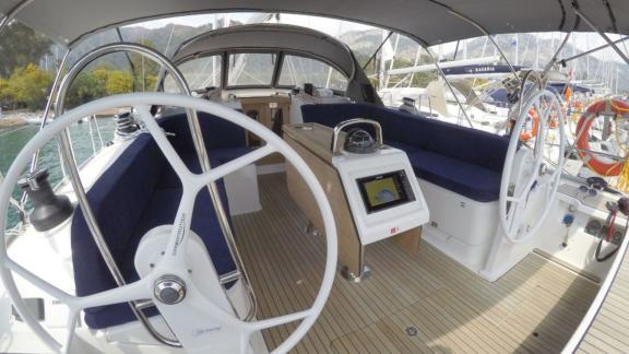 Der Cockpit-Sitzbereich der Yacht Rama bietet das ideale Segelerlebnis für eine Charter ohne Besatzung in Göcek.