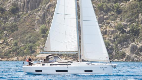 Die Segelyacht Sam's Wave zeigt ein elegantes Profil, während sie auf dem Wasser segelt.