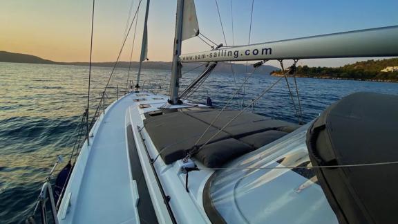 Das Deck der Segelyacht Sam's Wave bietet eine beruhigende Aussicht auf das Meer bei Sonnenuntergang.