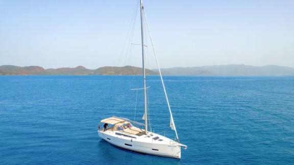 Segelyacht Sam's Wind fährt ruhig auf dem offenen blauen Meer.