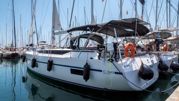 Die Segelyacht Amalthia liegt in Griechenland vor Anker, ideal für eine Crewless-Charter.