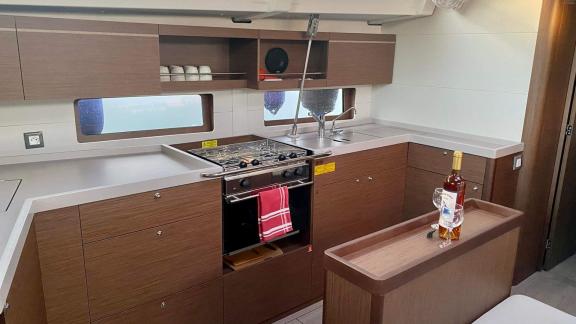 The kitchen of yacht Clio is ideal for a comfortable and modern crewless sailing vacation.