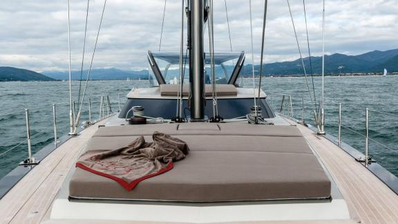 Gigreca’s front deck features a cozy sunbed area with cushions.