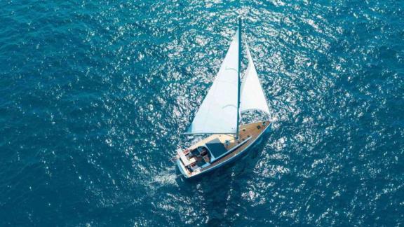 Die Segelyacht Kaiba segelt auf dem blauen Meer in Marmaris, ideal für ein Segelabenteuer.