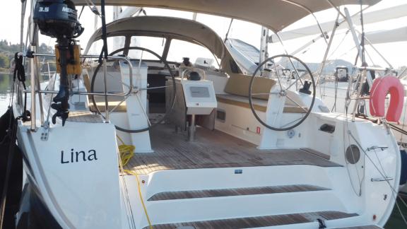 Das Achterdeck und der Steuerbereich der Yacht Lina, entworfen für ein komfortables Segelerlebnis.