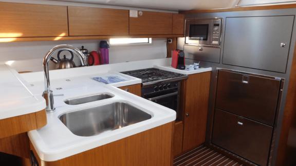 Die Küche der Yacht Lina ist mit moderner Ausrüstung ausgestattet und einsatzbereit.