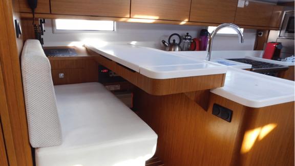 Gemütlicher Sitzbereich in der Küche der Yacht Lina.