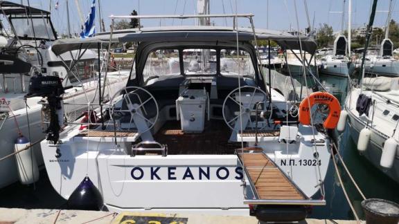 Das Heckdeck der Segelyacht Okeanos in Athen ist ideal für einen Segelausflug und einen Meeresurlaub.