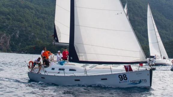 Die Segelyacht Selina segelt während einer Regatta mit ihrer Crew an Bord.