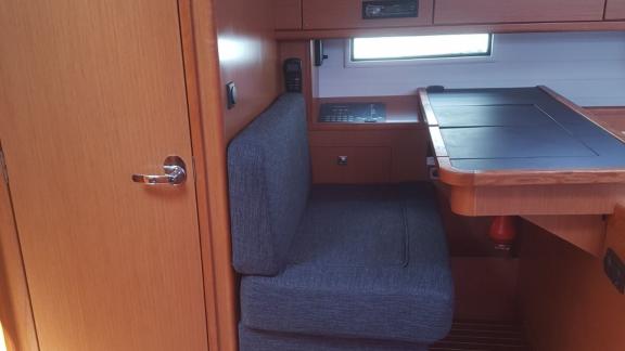Im Salon der Segelyacht Vivi ist ein Arbeitsbereich mit Tisch und Sitzgelegenheit zu sehen.