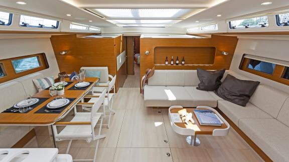 Der moderne Salon der Yacht Alizee bietet eine stilvolle Sitzecke und einen eleganten Esstisch.