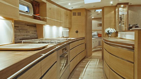 Die Küche auf der Luxusyacht Helene verfügt über ein modernes und funktionales Design.