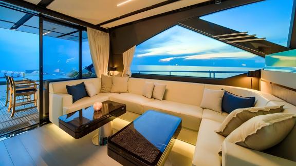 Şık detaylarla döşenmiş iç salon, Mudita motoryatta huzurlu bir deniz keyfi sunar.