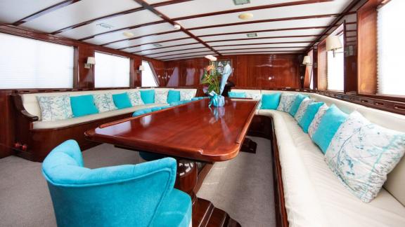 Ideal für Guletmiete ab Split bietet Phoenix Bronze Komfort und stilvolles Interieur in Kroatien.