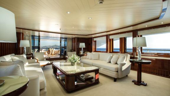 Genießen Sie das elegante und geräumige Wohnzimmer der Vertigo Motoryacht. Perfekt für Entspannung.