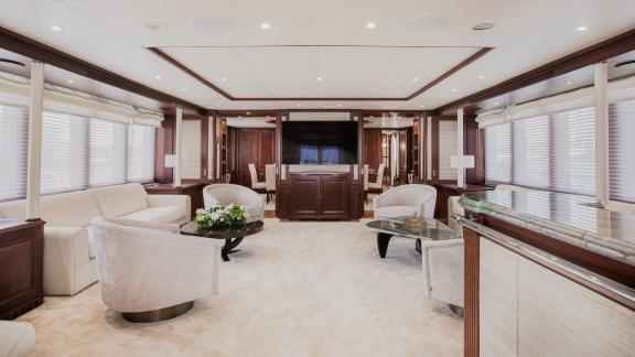 Entdecken Sie das luxuriöse Interieur der Motoryacht Akira One für höchsten Komfort.