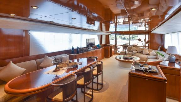 Luxuriöser Salon der Motoryacht Samocla mit komfortabler und stilvoller Dekoration.