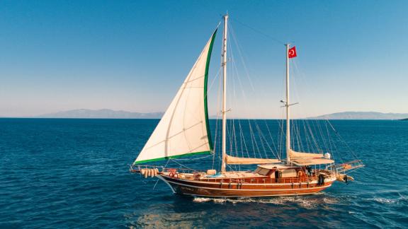 24-Meter-Gulet Sani Kaptan 2 mit 4 Kabinen, ideal für luxuriöse Segelabenteuer in Bodrum, Türkei.