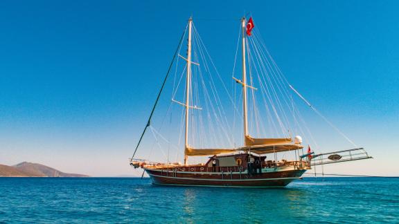 Die 24-Meter-Gulet Sani Kaptan 2 mit 4 Kabinen, ruhig vor Anker in den malerischen Gewässern von Bodrum, Türkei.