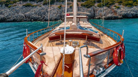 Das vordere Deck der 24-Meter-Gulet Sani Kaptan 2, ideal für Entspannung und Sonnenbaden in Bodrum, Türkei.