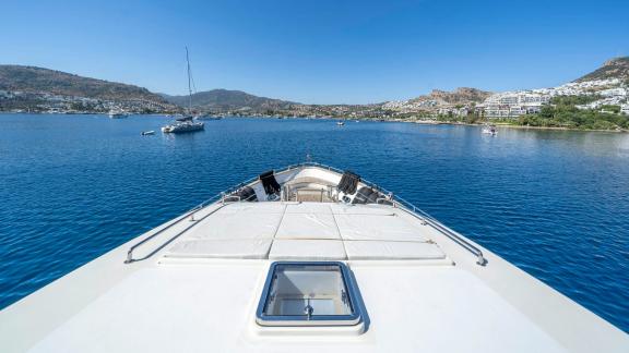 Breites Vordeck der Yacht Sanref, vor Anker in der Bucht von Bodrum, mit herrlichem Meer- und Bergblick.