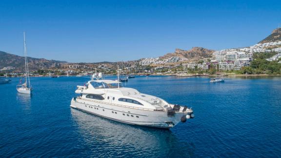 Die elegante und stilvolle Motoryacht Sanref ankert in der Bucht von Bodrum mit Blick auf das blaue Meer und die Küste.