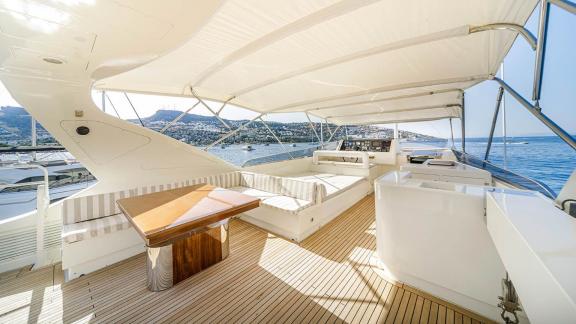 Oberdeck der Yacht Sanref mit großzügigen Sitzbereichen und herrlichem Blick auf die Bucht von Bodrum.