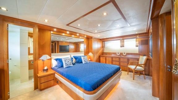 Die Masterkabine der Yacht Sanref bietet ein großes Bett, elegante Dekoration und ein eigenes Badezimmer für komfortable