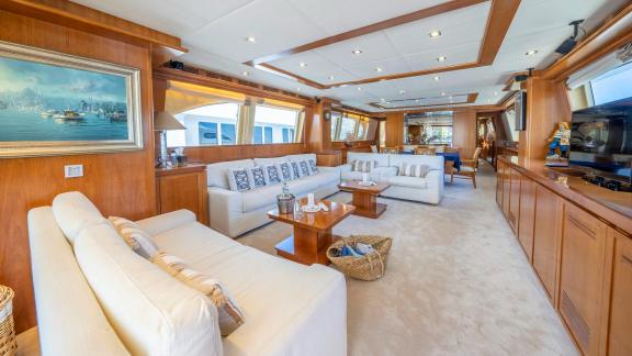 Der Salon der Yacht Sanref bietet mit großzügigen Sitzbereichen und stilvoller Dekoration einen komfortablen Wohnraum.