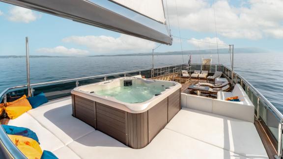 Jacuzzi auf dem Oberdeck der Santa Clara mit Meerblick.