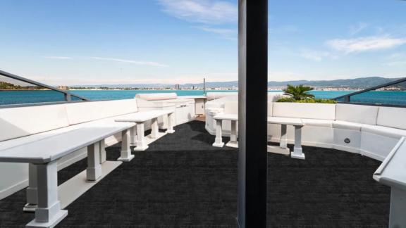 Bodrum'da Matilda yatının geniş oturma alanının tadını çıkarın. Rahatlama ve sosyalleşme için mükemmel.
