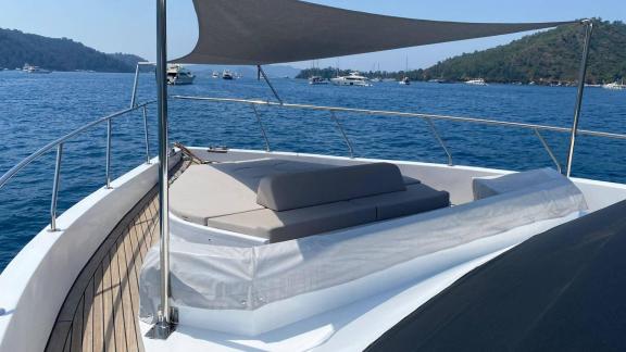 The foredeck of motor yacht Serpil D features a comfortable sunbathing area.