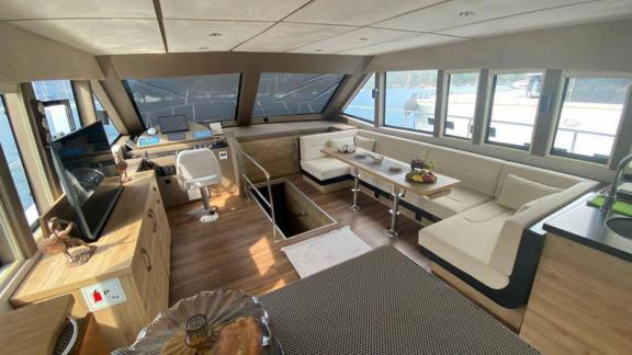 Das komfortable Wohnzimmer der Motoryacht Serpil D mit Sitzecke, auf dem Tisch Obst.