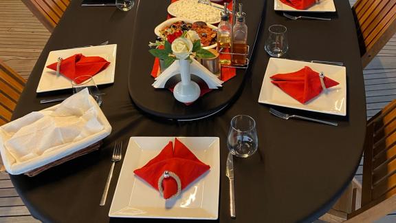 Стильно накрытый стол для элегантного ужина на гулете в Мармарисе.