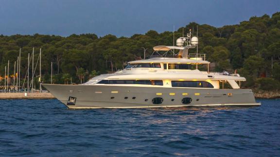 Luxuriöse Motoryacht mit modernem Design, verfügbar für Charter in Kroatien.