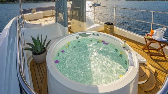 Genießen Sie Luxus und Entspannung im Jacuzzi auf einer erstklassigen Yacht.