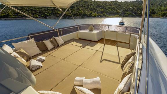 Genießen Sie die Sonne und den Panoramablick auf dem geräumigen Sonnendeck dieser Yacht.