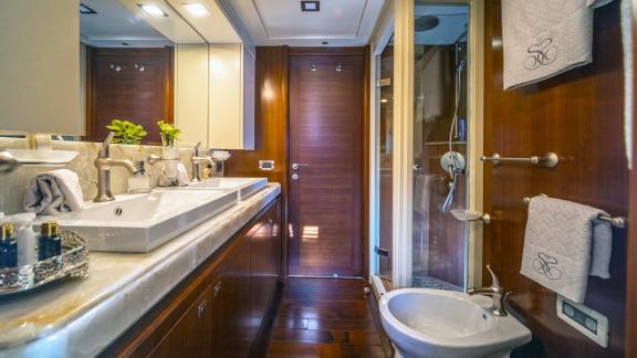 Modernes Badezimmer mit Doppelwaschbecken und luxuriöser Ausstattung an Bord der Motoryacht Seventh Sense in Rogoznica.