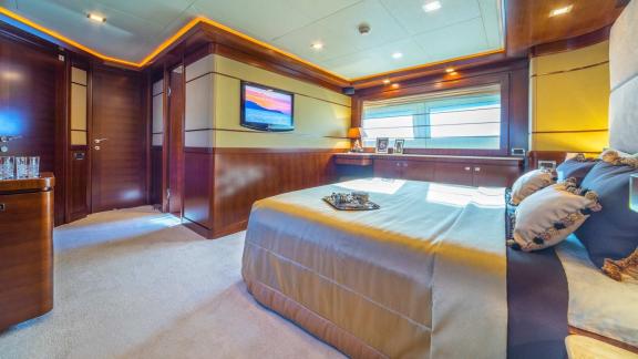 Geräumige Hauptkabine mit eleganter Einrichtung und komfortablem Doppelbett an Bord der Motoryacht Seventh Sense in Rogo