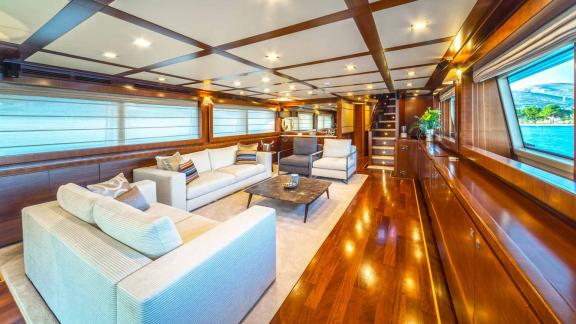 Geräumiger Salon mit eleganten Möbeln und stilvollem Design an Bord der Motoryacht Seventh Sense in Rogoznica.