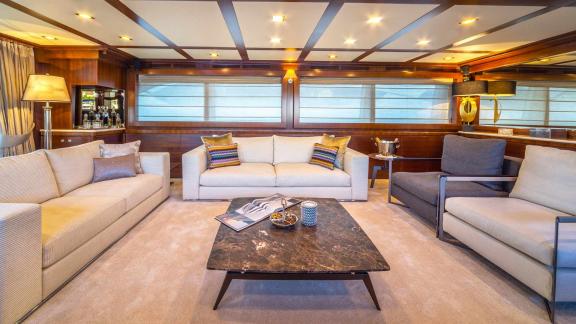 Bequeme Sofas und eleganter Couchtisch im stilvollen Wohnbereich der Motoryacht Seventh Sense in Rogoznica.