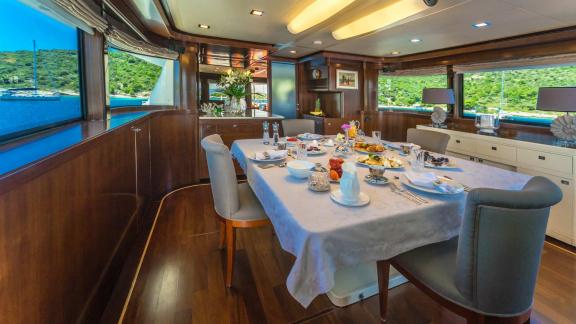 Großer Esstisch mit exquisitem Gedeck und Panoramablick im luxuriösen Essbereich der Motoryacht Seventh Sense in Rogozni