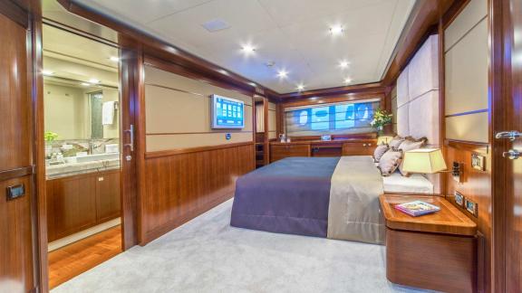 Geräumige Kabine mit großem Bett und eigenem Badezimmer auf der luxuriösen Motoryacht Seventh Sense in Rogoznica.