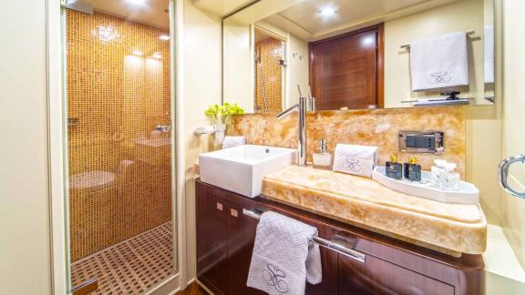 Modernes Badezimmer mit Glasdusche und hochwertigen Annehmlichkeiten auf der Motoryacht Seventh Sense in Rogoznica.