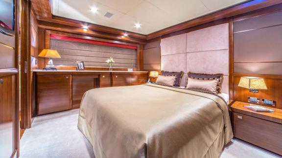 Stilvolle Gästekabine mit gemütlichem Doppelbett und luxuriöser Einrichtung auf der Motoryacht Seventh Sense in Rogoznic