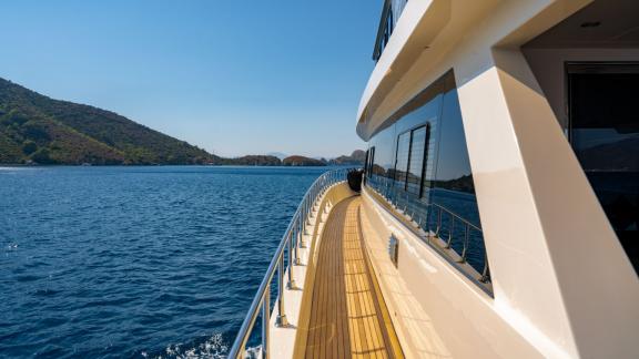 Der Seitengang der Alessandro bietet freie Sicht auf die Buchten von Göcek – perfekt zum Entspannen während des Yachtcha